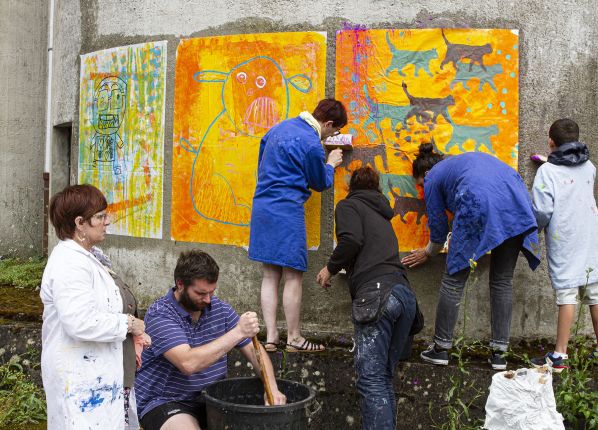 Photo de jeunes en situation de handicap en activité pendant un atelier fresque murales en extérieur avec les PEP18