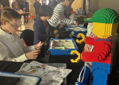 journée nationale des Makers avec des montages en Lego lors de l’activité CréaCode Lab