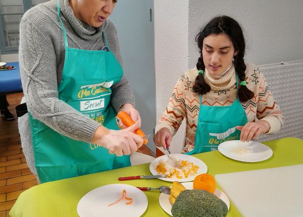 maman et fille cuisinent