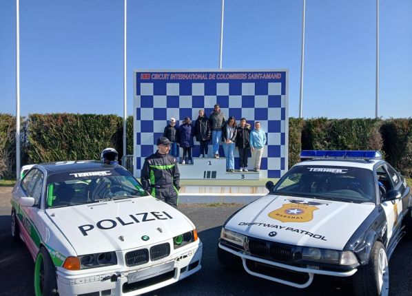 2 voiture de drift sur un circuit et le podium des jeunes des PEP18 en arrière plan