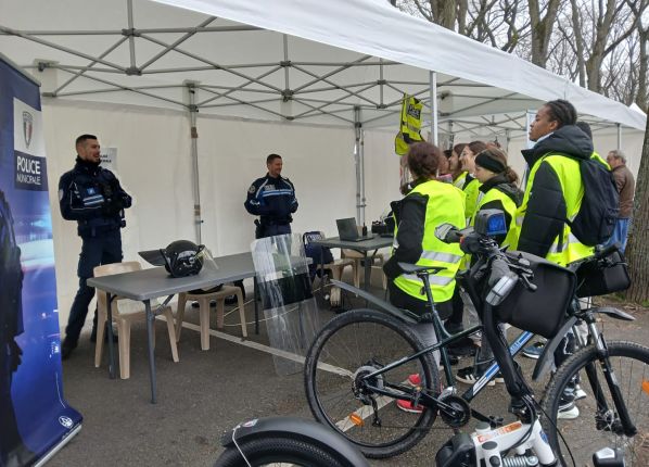 jeunes de l'UEE lors d'une sortie prévention routière avec la gendarmerie