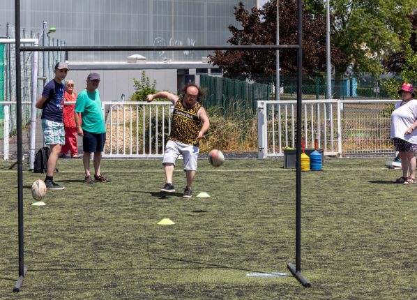 Défi sport : une jeune homme tente un essai au rugby