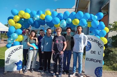 L'équipe sous l'arche de ballons de bienvenue