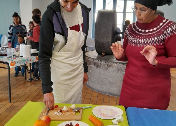 Mère et fils cuisinent