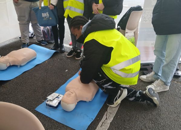 Photo des jeunes en formation aux gestes de premiers secours lors d'une sortie de l'UEE des PEP18
