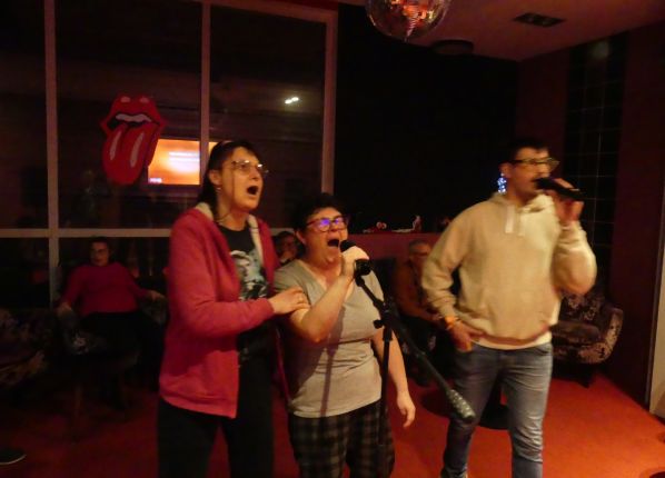 des adultes qui chantent