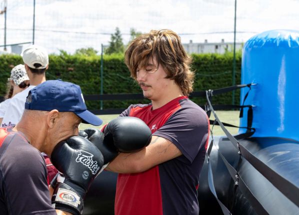 Défi sport : démonstration prise de boxe adulte et jeune homme