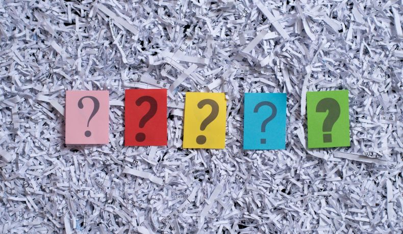 Points d'interrogations sur des post-it