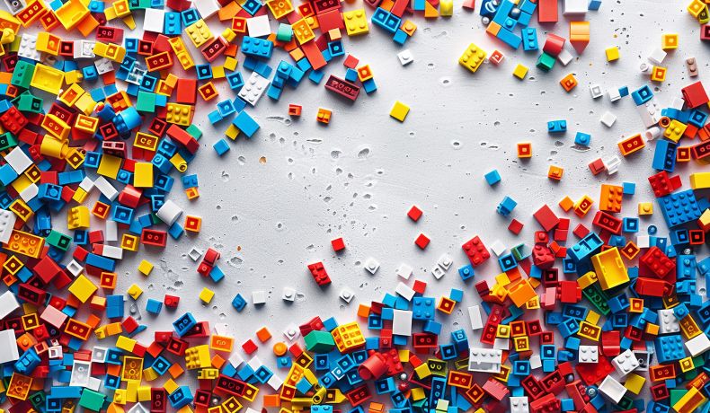 legos éparpillés sur une table
