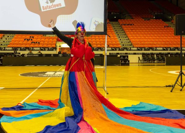 Forum salariés : un clownanalyste avec une grande robe multicolore