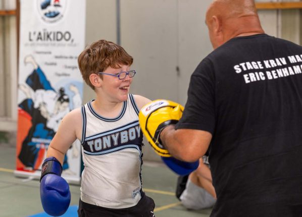Défi sport : un garçon s'initie à la boxe