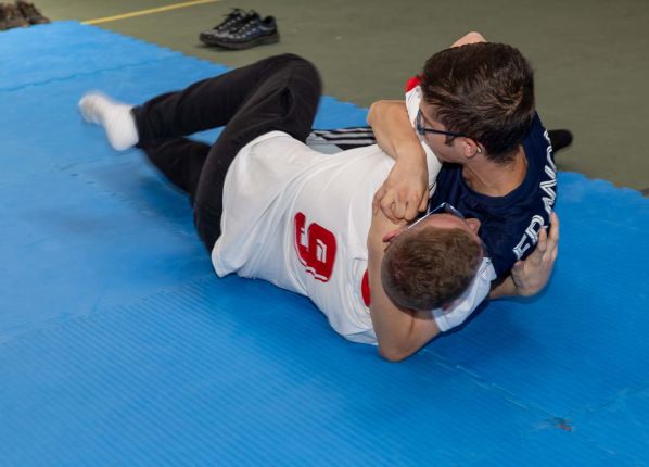 Défi sport : prise de judo entre 2 garçons au sol sur le tatami
