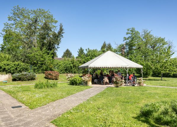 Photo EEAP Vierzon Activité sous la tonnelle du parc