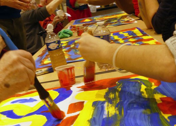 Photo de 2 personnes en activité pendant un atelier Fancy fair avec les PEP18