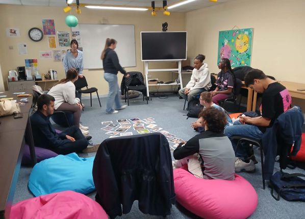 groupe d'adolescents assis en cercle