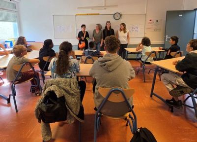 Les élèves de la classe de dos face à leurs professeurs et éducateurs
