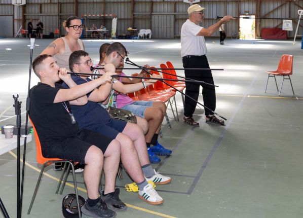Défi sport : plusieurs jeunes en gros plan tire à la sarbacane