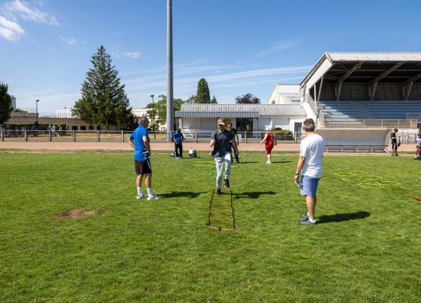 Défi sport : un groupe au parcours d'entrainement sur le stade