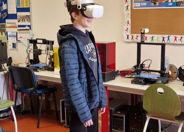 Un jeune garçon avec un masque de visite virtuelle