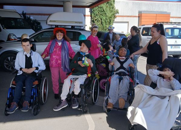 Carnaval : les enfants sont prêts dans leur fauteuil