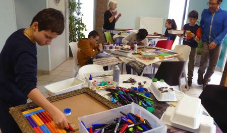 Educateurs en train de réaliser divers atelier créatifs avec des groupes de jeunes enfants autistes