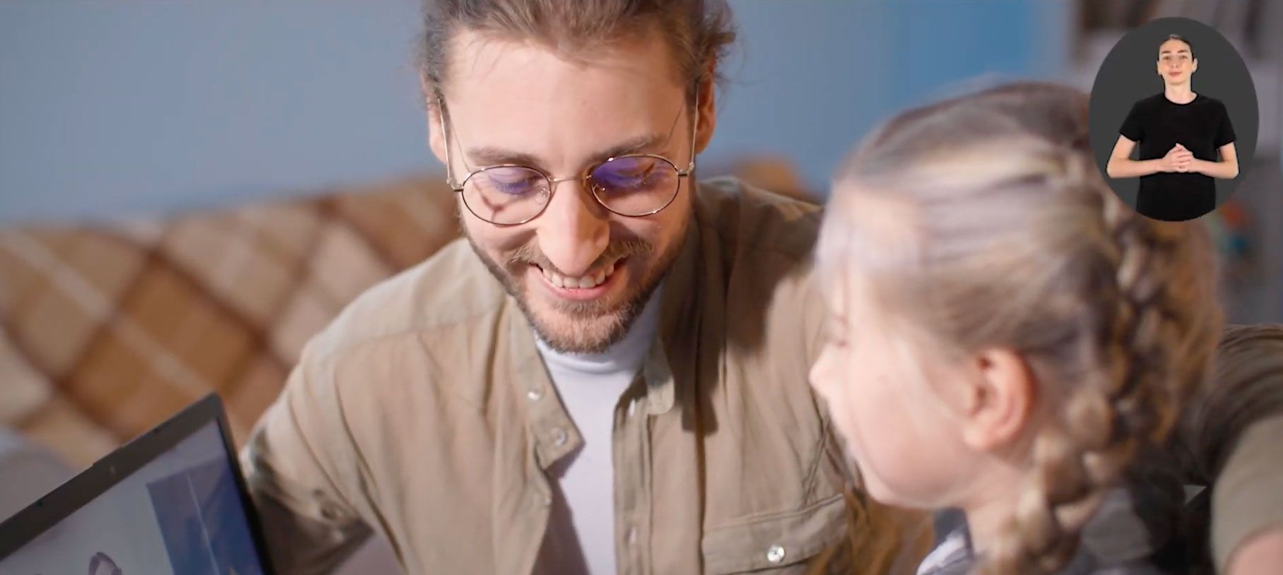Educateur aide une enfant à travailler Com360 du Cher