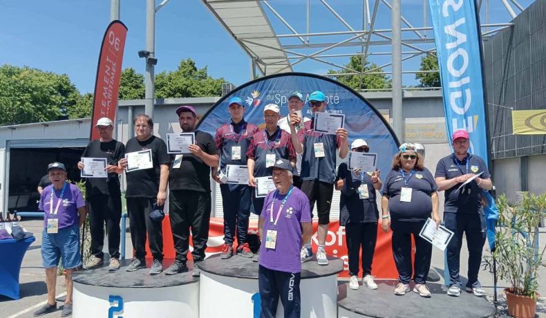 Les vainqueurs sur leurs podiums 1, 2 et 3