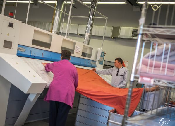 Personnes en situation de handicap travaillant dans une blanchisserie à l'EA ALTEA de Vierzon