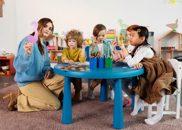 Educatrice en atelier créatif avec une groupe de jeunes enfant autiste