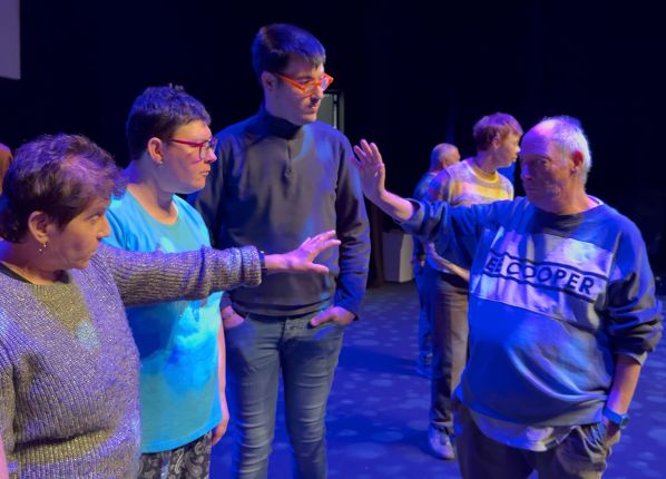 photo du spectacle de danse inclusive à Aix Les bains sortie organisée par les PEP18