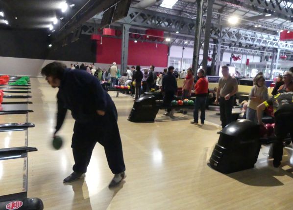 un jeune homme au bowling