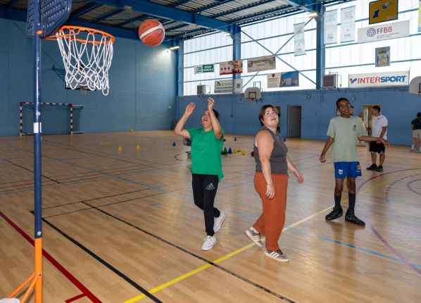 Défi sport : une femme marque un panier au basket