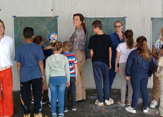 Les élèves de la classe UEE école élémentaire aux Aix d'Angillon