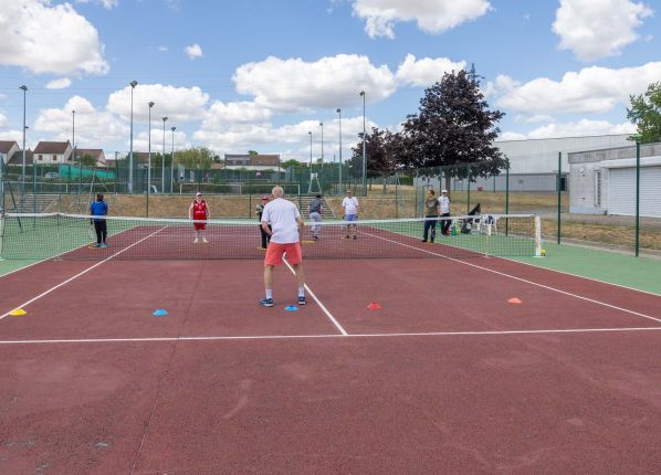 Défi sport : une équipe sur le terrain de tennis