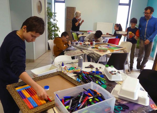 Educateurs en atelier créatifs avec enfants autistes