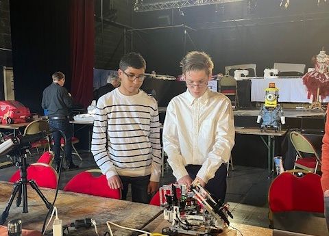 photo jeunes des PEP18 lors de journée nationale des Makers avec des montages en Lego lors de l’activité CréaCode Lab