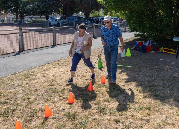 Défi sport : mise en place du parcours canin par le couple organisateur