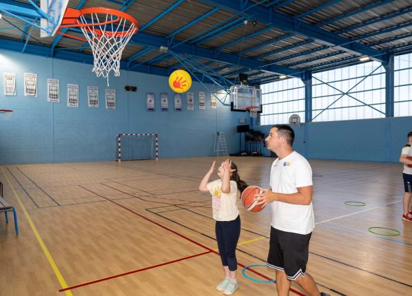 Défi sport : une jeune fille tire un panier de basket