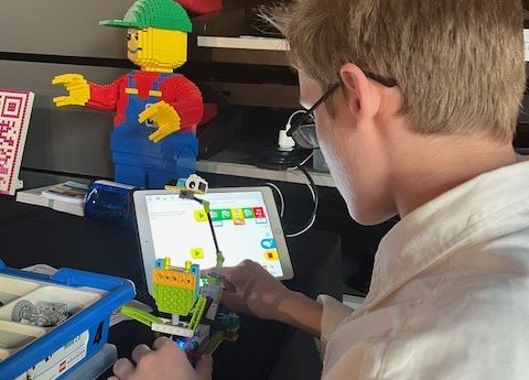 photo des jeunes des PEP18 lors de journée nationale des Makers avec des montages en Lego lors de l’activité CréaCode Lab