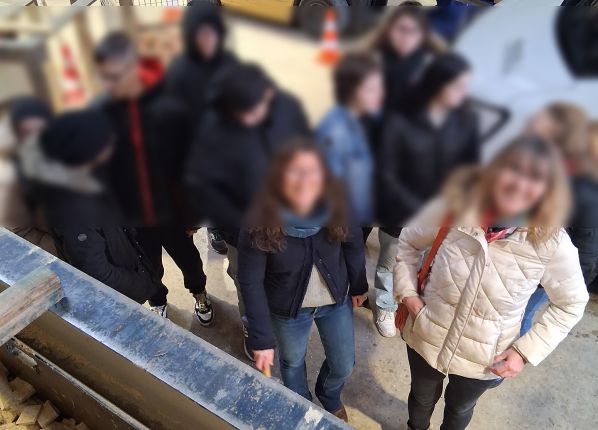 Groupe de femmes en train de découvrir l'atelier d'une usine de Palette à l'EA ALTEA de Vierzon