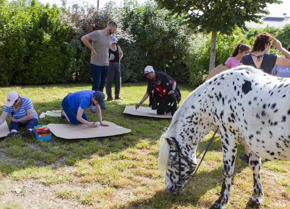 Jeunes en activité pendant un atelier peinture d'un cheval