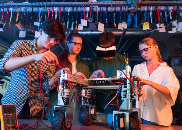 photo des jeunes des PEP18 lors de journée nationale des Makers