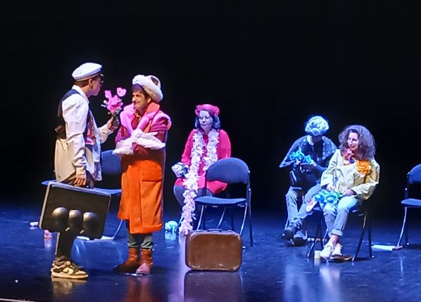 Photo de la scène avec des jeunes pendant leur représentation lors du spectacle Ensemble dans le Cher