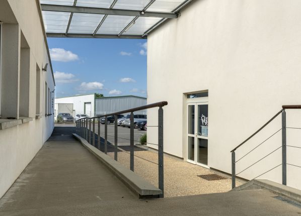 Siège administratif Saint-Doulchard - entrée arrière parking