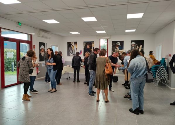 personnes debout pendant l'Exposition photo du CRIA18