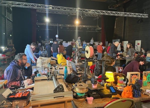 photo de journée nationale des Makers avec des montages en Lego lors de l’activité CréaCode Lab