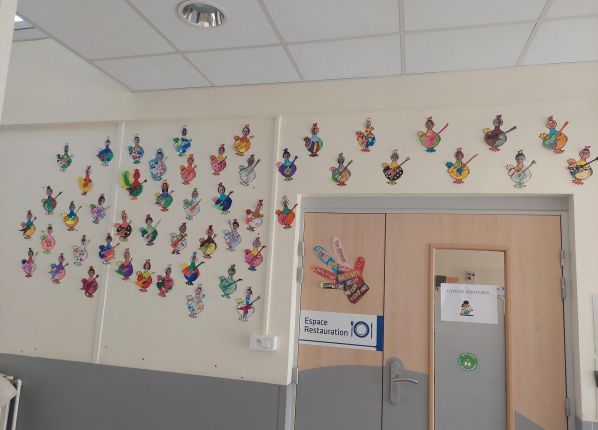 photo des création des jeunes du DAME (IME) de Vierzon  autour du thème Poule Printemps et Rock’n roll