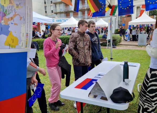 Les jeunes au stand de l'Europe