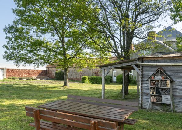 ESAT Le Bergerat Vesdun - coin pique-nique et maison à insectes