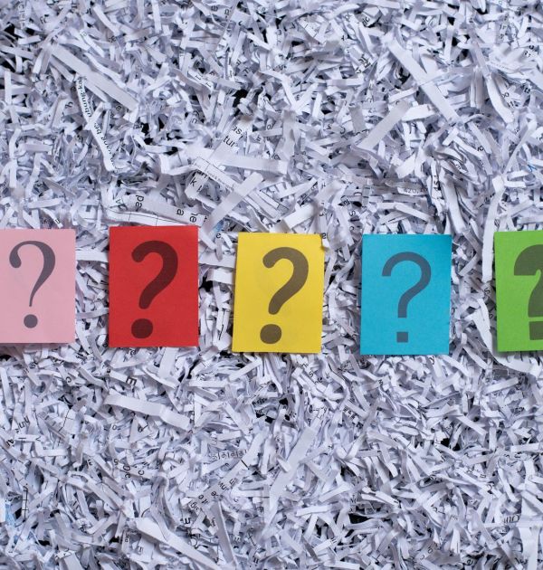 Points d'interrogations sur des post-it